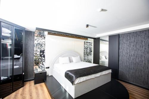 Un dormitorio con una cama grande y un baño. en Marlen Hotel Mavisehir, en Izmir