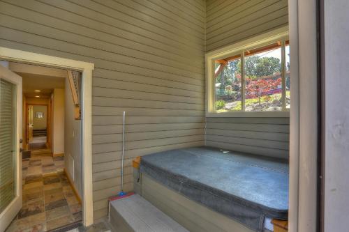 una cama en una habitación con ventana en Hutson's Bridgeview 30 Day, en Hood River