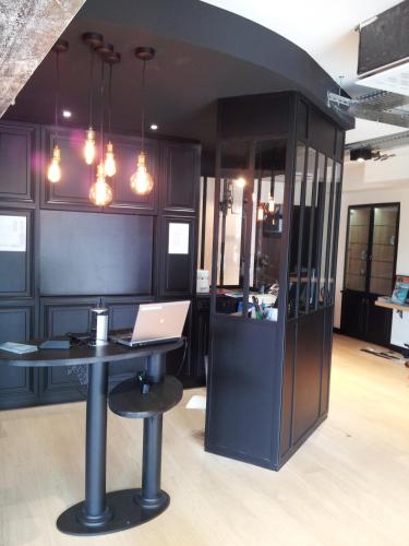 ibis Styles Dinan Centre Villeにあるテレビまたはエンターテインメントセンター