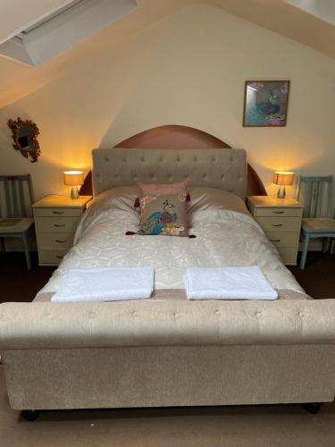 une chambre avec un grand lit avec deux serviettes dessus dans l'établissement 4c Belmont Terrace, à Buxton