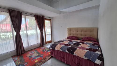 Postel nebo postele na pokoji v ubytování First Guest House Syariah