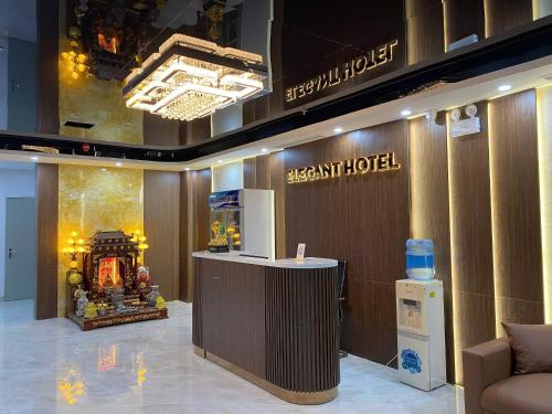 河内Elegant Hotel的酒店大堂，设有度假酒店标志和柜台