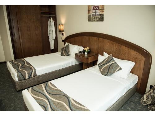 Katil atau katil-katil dalam bilik di Cherry Maryski Hotel
