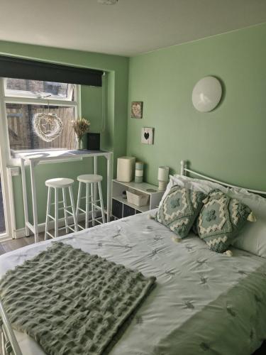 een slaapkamer met een bed, een tafel en een raam bij 'Little Star' accommodation in Heathfield