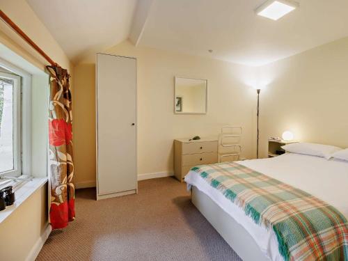 Un pat sau paturi într-o cameră la 3 Bed in Machynlleth 93083
