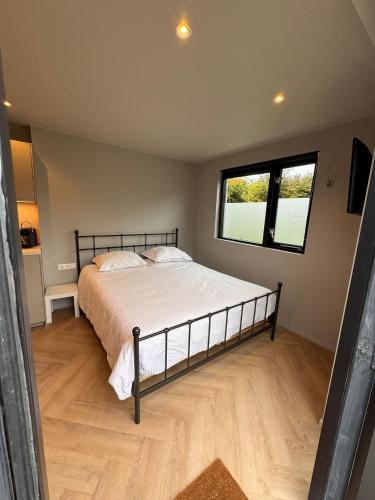 Ένα ή περισσότερα κρεβάτια σε δωμάτιο στο Sfeervolle B&B met eigen ingang en sanitair