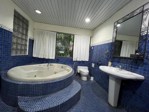 Ένα μπάνιο στο The Pinewood Lodge and Organic Farm