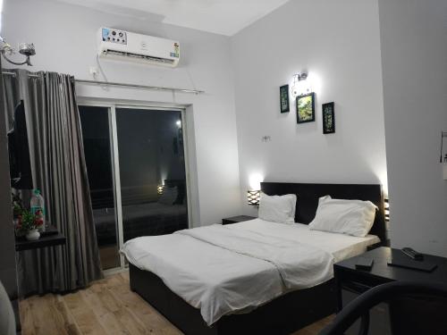 Postel nebo postele na pokoji v ubytování Pearl suites at omaxe eternity near prem mandir