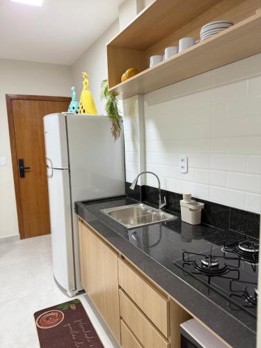 Η κουζίνα ή μικρή κουζίνα στο Flat Mucuri - Praia centro