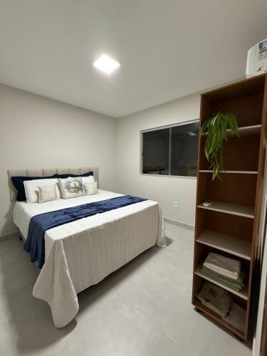 Ένα ή περισσότερα κρεβάτια σε δωμάτιο στο Flat Mucuri - Praia centro