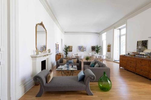 巴勒莫Divisi Suites & SPA的有两张沙发和一个壁炉的客厅