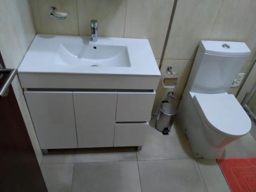 Ένα μπάνιο στο Apartamento T3 em Alto Miramar