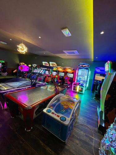 une chambre avec plusieurs machines de jeux vidéo dans l'établissement La Yole Mobilhome Premium 6 pers avec terrasse lounge, à Vendres