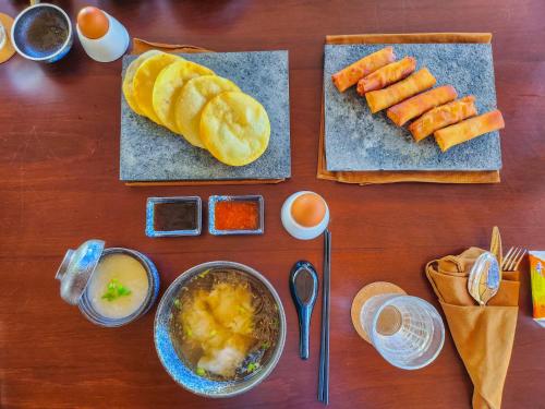 Una mesa cubierta con platos de comida y huevos. en KANDORA Luxury villas, en Maujawa