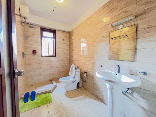 蒙巴萨Mwafrika Beachfront Apartments的浴室里有白色马桶和洗手池