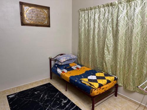 Ένα ή περισσότερα κρεβάτια σε δωμάτιο στο Labis Homestay Afina