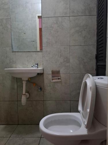 ナイロビにあるNGT Luxury homesのトイレと洗面台のあるバスルーム