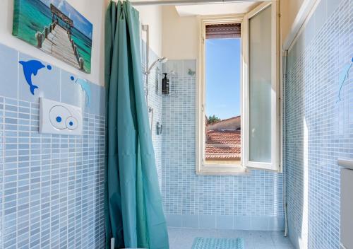 a bathroom with blue tiled walls and a shower at Hostly-La Casa di Giada-Near Pisa, Lucca, Seaside in Navacchio