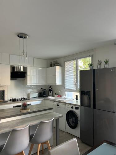 A kitchen or kitchenette at Cozy apartment with parking 5 min from downtown