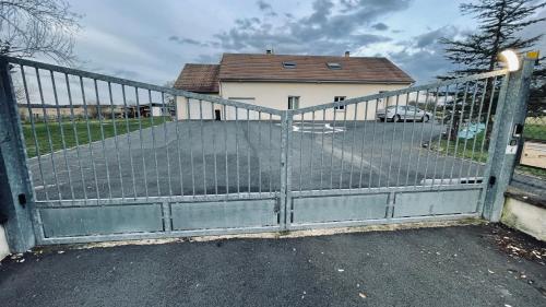 la Lainerie في Saint-Ouen-en-Belin: بوابة أمام منزل