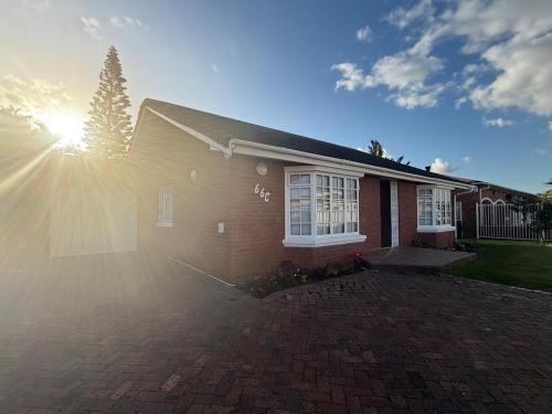 una casa con el sol brillando detrás de ella en Spacious 3 Bedroom 2 Bathroom, en Southfield