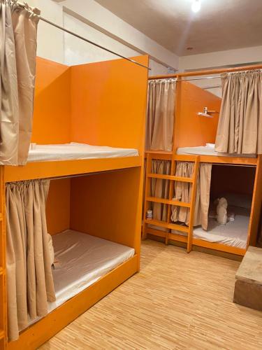 Ένα ή περισσότερα κρεβάτια σε δωμάτιο στο Affordable Bunkbeds Near Tourism Road Casakaya Hostel