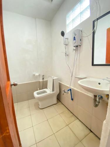 Ένα μπάνιο στο Affordable Bunkbeds Near Tourism Road Casakaya Hostel