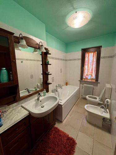 a bathroom with two sinks and a tub and a toilet at Relax a Saint-Christophe in Saint-Christophe
