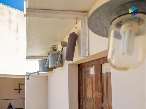 - une cuisine avec une porte et quelques ustensiles dans l'établissement Can Guillem, à Pollença