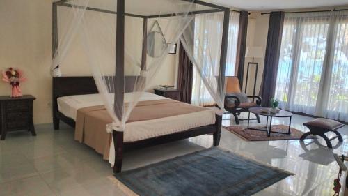 un dormitorio con una cama con dosel en Rumah Arunika 27, 