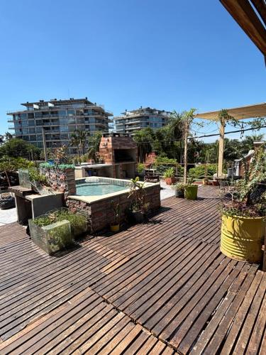une terrasse avec une piscine au sommet d'un immeuble dans l'établissement Departamento Amplio a cercanías del Rio, à Posadas