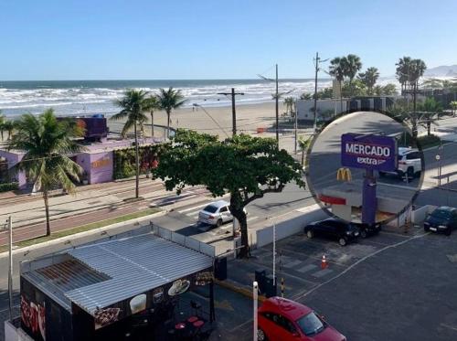 Kit do Rei - Boqueirão في برايا جراندي: شارع ميرسيد مع شاطئ وشاحنة طعام