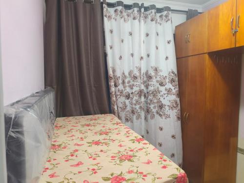 Kit do Rei - Boqueirão في برايا جراندي: سرير في غرفه ستاره