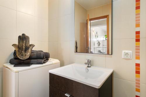 a bathroom with a sink and a mirror at BnB Homes Coastal Pearl Apartment with 2 Pools near to Falesia Beach in Albufeira
