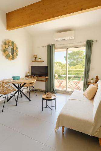 un salon avec un lit et une table dans l'établissement Blue Beach La Ciotat, à La Ciotat