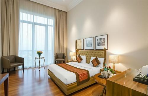 una habitación de hotel con una cama y un escritorio en Boutique Hotel Almate - Near Delhi Airport With - free Airport Pickup, en Nueva Delhi