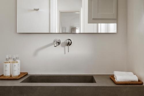 Koupelna v ubytování NĒRO Suites by NOMÉE Hospitality Group