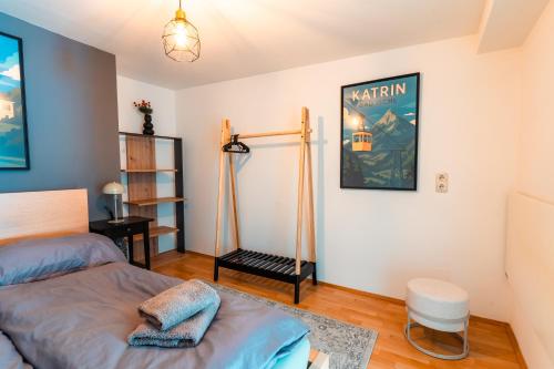a bedroom with a bed and a desk at Im Herzen von Bad Ischl#3 in Bad Ischl