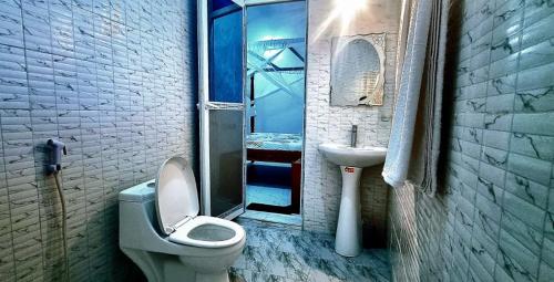 een badkamer met toilet en wastafel bij Malkia Apartment in Kibigija