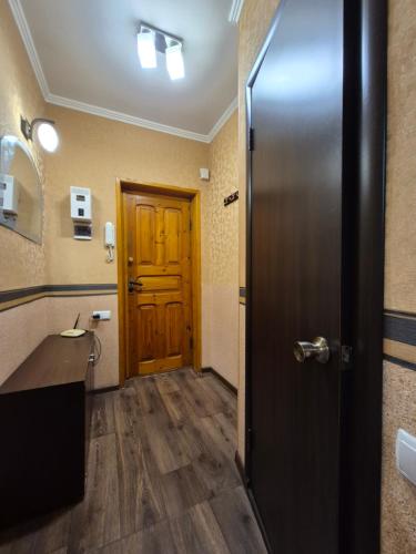 敖德萨Frantsuzky Bulvar 22А, клиника Филатова的带木门和水槽的浴室