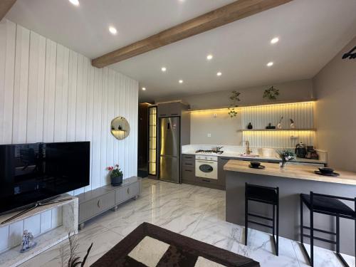 Stylish Loft Apartment with Private Terraceにあるキッチンまたは簡易キッチン