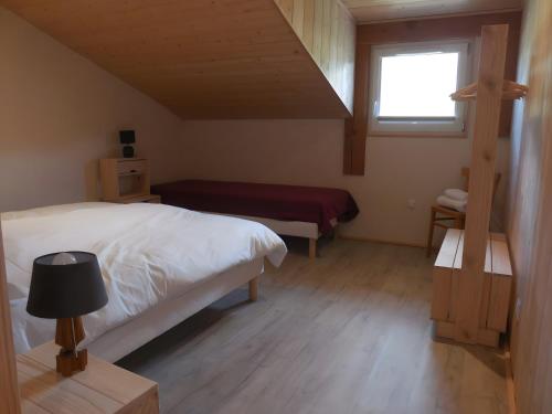 a small bedroom with a bed and a window at L'Eco-logis du Clos Des Tilleuls in Molieres-Glaudaz