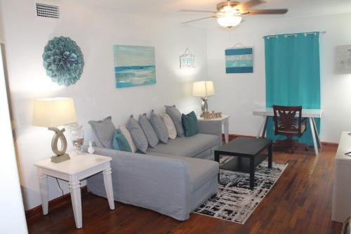 una sala de estar con un sofá y una mesa en Beachside 2BR Daytona Beach Shores private home, en Daytona Beach