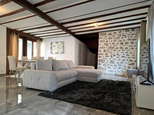 a living room with a couch and a table at appartement confortable en centre ville in Montreux