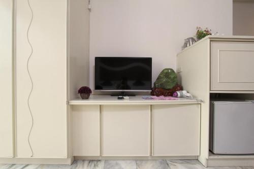a living room with a tv on a white cabinet at 陶陶居商旅 Tautauchu Hotel in Hualien City