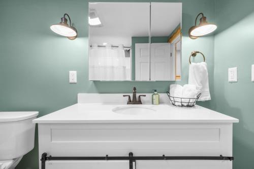 Ένα μπάνιο στο Cozy Home in Pittsfield