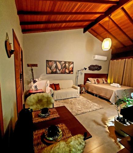 a living room with a couch and a bed at Recanto Lua de Lumiar in Nova Friburgo