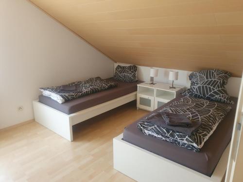 Dos camas en una habitación pequeña con en Zur Kleinen Oertze, en Munster im Heidekreis