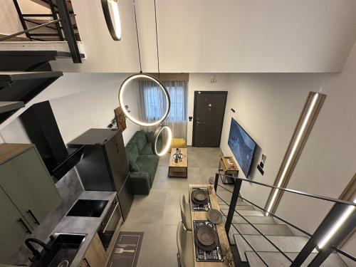 een woonkamer met een spiegel bij TrikalaBnB - Prime Loft 2 in Tríkala