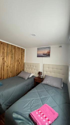 two beds sitting next to each other in a bedroom at Che Manuel in Puerto Natales